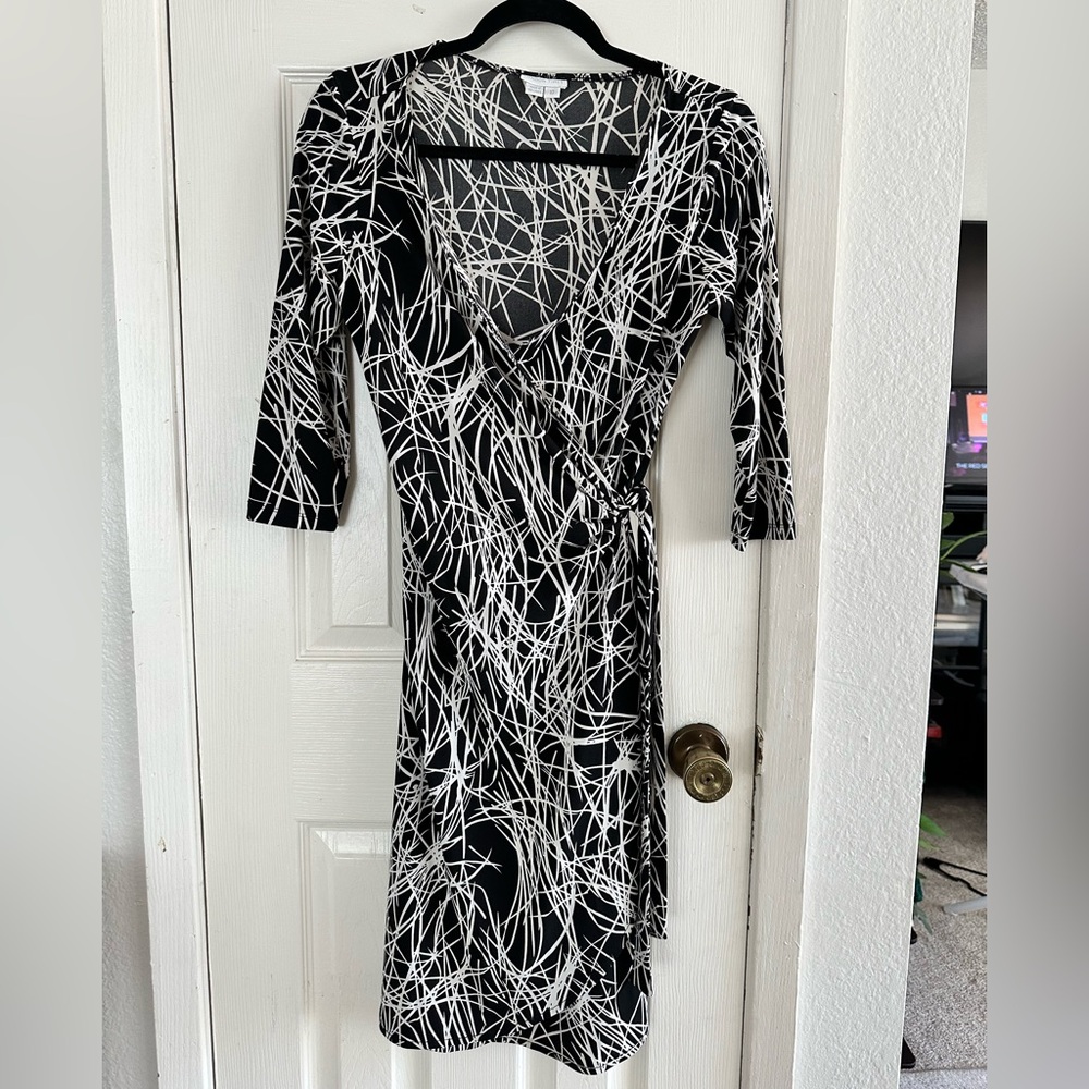 London Times Black and White Abstract Dress